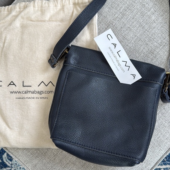 New! Calma Pebbled Leather Navy Crossbody Bag - Picture 4 of 9